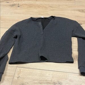 Basic by PRIV Charcoal Gray Women's knit cropped long sleeve top